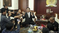 Ketua Umum Partai Hanura itu menilai terpuruknya rupiah tak menjadi masalah krusial sehingga tak perlu terlalu diributkan. OSO pun mengajak masyarakat untuk membantu pemerintah bukan malah menyerang mengenai melemahnya rupiah.