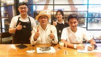 Tak hanya bersama sang istri, Kang Emil juga beberapa kali ngopi bareng sang anak, Emmeril Kahn. Keduanya punya wajah yang rupawan, kan? Foto: Instagram ninsaalyssagermila