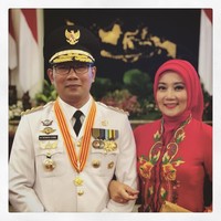 Warna-warna terang sepertinya jadi favorit lulusan terbaik di Program Magister Ilmu Komunikasi Universitas Pasundan ini. Saat acara wisuda S2, ia pun memakai hijab berwarna merah. Foto: Instagram/ridwankamil