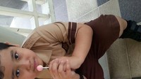 Antimainstream nih! Ivan sengaja mengunggah foto miringya saat makan permen. Membalas pertanyaan ibunda, Ivan menulis, emg dibuat miring, biar beda. Ada-ada saja! Foto: Instagram ivanderdamares