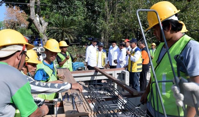 Saat Jokowi Blusukan ke Proyek Rumah Tahan Gempa di Lombok