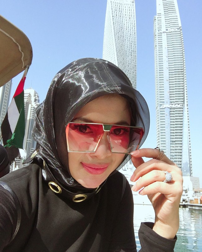 Ia juga punya katertarikan yang besar dalam dunia fashion. Ia membuat brand tas batik hand made dan brand fashion Sumayya & SSS. Tahun 2017 lalu brand Sumayya & SSS pernah ikut melenggang di Dubai Modest Fashion Week. Foto: Instagram/sss.suci