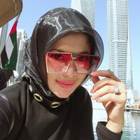 Ia juga punya katertarikan yang besar dalam dunia fashion. Ia membuat brand tas batik hand made dan brand fashion Sumayya & SSS. Tahun 2017 lalu brand Sumayya & SSS pernah ikut melenggang di Dubai Modest Fashion Week. Foto: Instagram/sss.suci