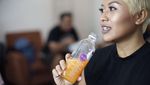 10 Momen Seru Dira Sugandi Bersama Makanan
