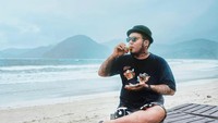 Dengan semilir angin dan deburan ombak di laut lepas, Erix terlihat menikmati teh hangatnya yang sederhana. Foto: Instagram @erixsoekamti