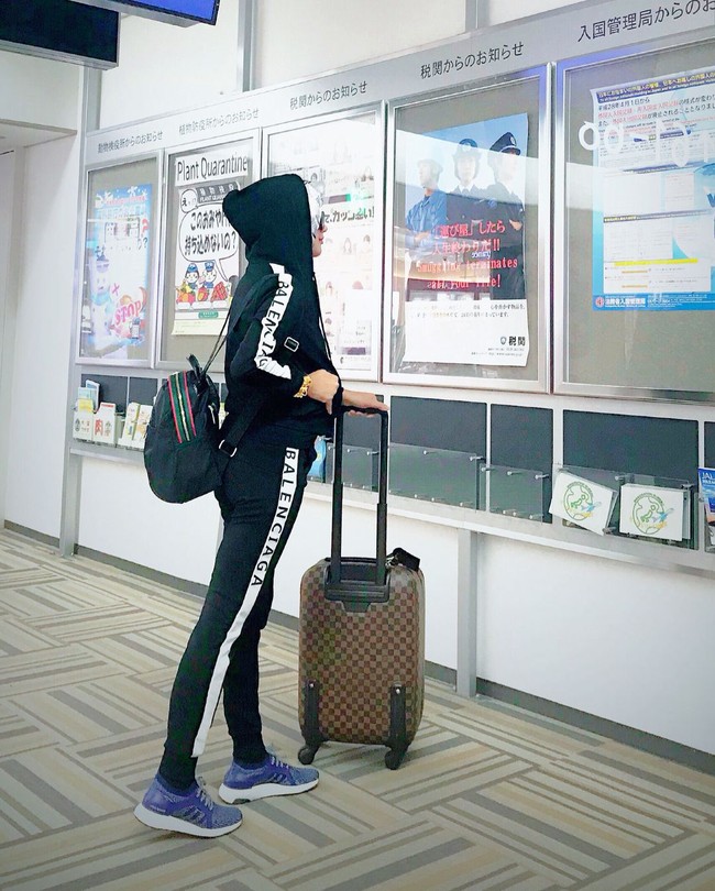 Gaya Sucianti saat di airport juga terlihat mewah. Ia membawa tas koper dari Louis Vuitton dan memakai track suit dari Balenciaga yang memiliki harga puluhan juta. Foto: Instagram/sss.suci