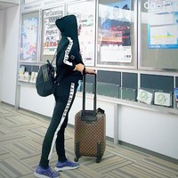 Gaya Sucianti saat di airport juga terlihat mewah. Ia membawa tas koper dari Louis Vuitton dan memakai track suit dari Balenciaga yang memiliki harga puluhan juta. Foto: Instagram/sss.suci