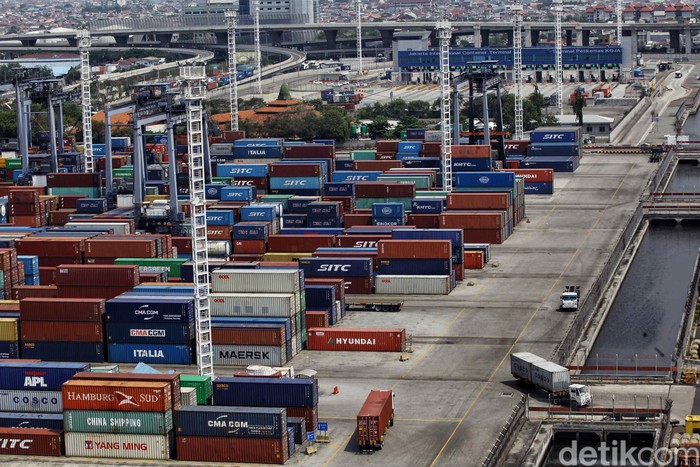 Suasana aktivitas bongkar muat di Jakarta International Container Terminal, Jakarta Utara, Rabu (5/9/2018). Aktivitas bongkar muat di pelabuhan tetap jalan di tengah nilai tukar rupiah terhadap dolar AS terpuruk. Begini suasananya.