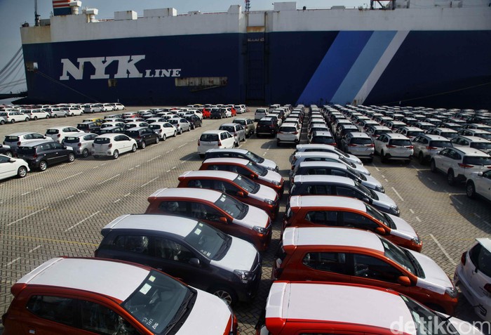 Ratusan mobil merk Toyota yang siap di ekspor berada di Indonesia Kendaraan Terminal, Tanjung Priok,  Jakarta Utara, Rabu (5/9). Toyota Indonesia mencatat telah mengekspor total 1,38 juta unit kendaraan completely built up (CBU)‎ sejak mulai pengapalan Kijang generasi ketiga pada Agustus 1987 hingga Juli 2018.