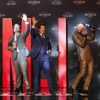 Ketampan para selebriti pria tidak lepas dari bantuan. Beberapa selebriti pria kurang tinggi seperti Tom Cruise diketahui sering pakai sepatu dengan hak atau meletakkan sol tebal dalam sepatu agar terlihat tinggi. Foto: Instagram @tomcruise