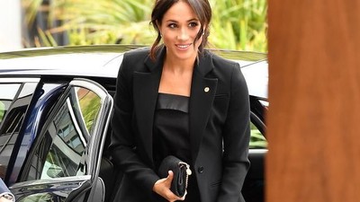 Foto: Gaya Cuek Meghan Markle Pakai Baju yang Dilarang Ratu Inggris