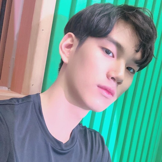 Punya wajah taman dan tubuh tinggi atletis, Lim Sung Jin terlihat seperti seorang model. Apalagi ia juga terlihat cukup pintar menunjukkan fitur wajahnya yang tampan saat selfie. Foto: Instagram @limsungjinn