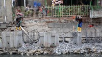 Pemasangan turap yang merupakan bagian dari normalisasi Kali Grogol terus dilakukan, Rabu (5/9/2018).