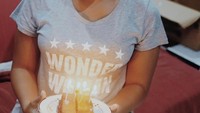 Blowing candles on a red velvet ovomaltine and greentea kitkat martabak tulis Dira pada postingan foto ini. Ulang tahun Dira kali ini dimeriahkan dengan manisnya potongan martabak. Foto: instagram @dirasugandi