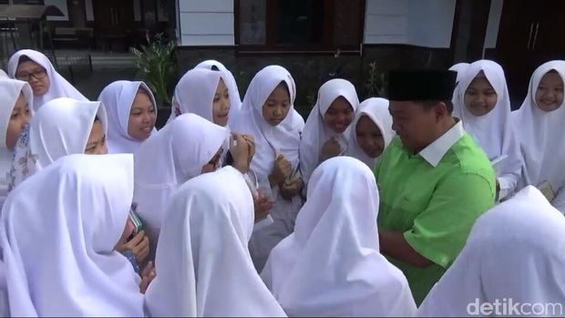 Dilantik Jadi Wagub Jabar, Uu Pamit dan Minta Doa Santri
