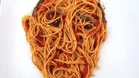 Kayaknya cuma yang bernyali besar yang mau menyantap spaghetti ini. Bentuknya wajah manusia tapi karena berlumur saus jadi terlihat seram. Berani coba? Foto: Istimewa