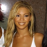 Nama Beyonce besar dari grup vokalnya Destinys Child yang lahir di akhir 90-an. Inilah penampilan Beyonce di 2001 saat nama Destinys Child tengah di atas daun.  Foto: Getty Images