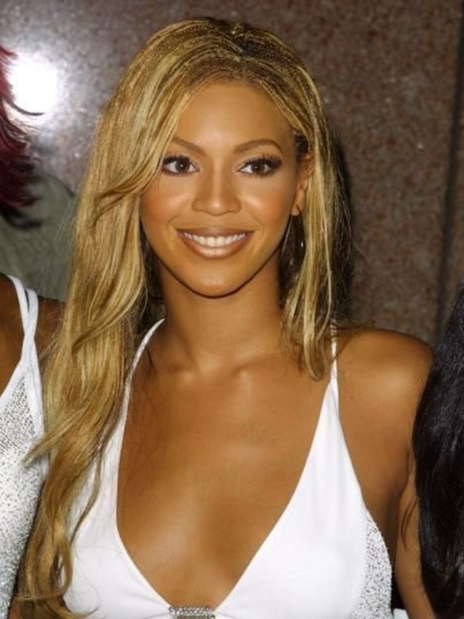 Nama Beyonce besar dari grup vokalnya Destinys Child yang lahir di akhir 90-an. Inilah penampilan Beyonce di 2001 saat nama Destinys Child tengah di atas daun.  Foto: Getty Images