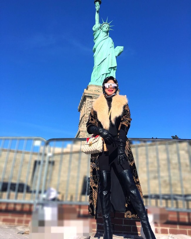 Kecintaan Sucianti terhadap fashion terlihat dari gayanya sehari-hari. Ia kerap disebut sosialita hijabers karena memakai barang-barang branded. Tas Gucci yang ia pakai ini memiliki harga ratusan juta. Foto: Instagram/sss.suci