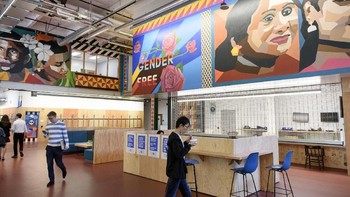 Mural di area bersama. (Foto: Michael Short/Bloomberg)