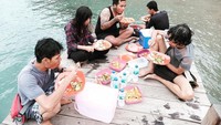  Vokalis berusia 38 tahun ini, terlihat asyik menyantap menu makan siang sederhananya. Di tepi danau biru yang indah, bersama teman-temannya. Foto: Instagram @erixsoekamti
