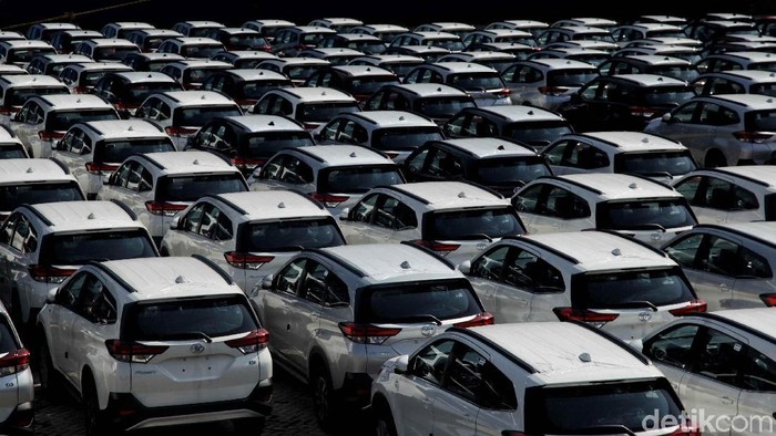 Ratusan mobil merk Toyota yang siap di ekspor berada di Indonesia Kendaraan Terminal, Tanjung Priok,  Jakarta Utara, Rabu (5/9). Toyota Indonesia mencatat telah mengekspor total 1,38 juta unit kendaraan completely built up (CBU)‎ sejak mulai pengapalan Kijang generasi ketiga pada Agustus 1987 hingga Juli 2018.