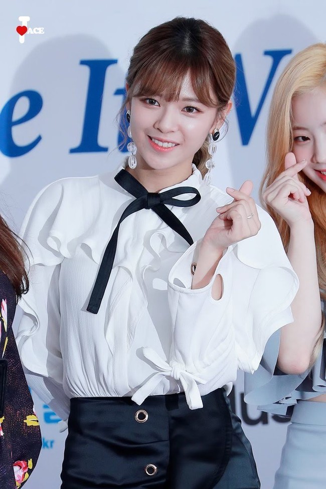 Penampilan cantik dan tubuh indah dimiliki oleh Jeongyeon Twice. Saat Jeongyeon muncul di Hello Konselor KBS, pembawa acara bertanya apakah ada yang tidak ia sukai dari tubuhnya. Jeongyeon pun mengaku bahwa ia pikir tanganyya tidak cantik, bahkan keriput. Foto: Istimewa