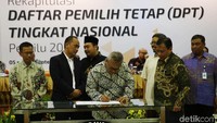 Rapat pleno ini juga disertai dengan deklarasi forum pemutakhiran data pemilih.