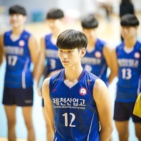 Lim Sung Jin adalah atlet voli asal Korea Selatan. Punya wajah tampan dan tubuh proporsional, pria 19 tahun tersebut mencuri atensi. Foto: Instagram @limsungjinn