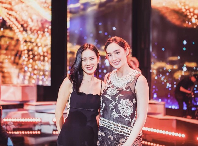 Cantik memakai gaun bermotif tenun Sumba, Tatjana Saphira berkesempatan bertemu dengan sejumlah aktor dan aktris Korea ternama. Salah satunya dengan bintang k-drama, Something in The Rain, Son Ye-jin, yang memenangkan penghargaan Best Actress for Hallyu Dramas. Foto: Dok. Instagram Tatjana Saphira