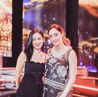 Cantik memakai gaun bermotif tenun Sumba, Tatjana Saphira berkesempatan bertemu dengan sejumlah aktor dan aktris Korea ternama. Salah satunya dengan bintang k-drama, Something in The Rain, Son Ye-jin, yang memenangkan penghargaan Best Actress for Hallyu Dramas. Foto: Dok. Instagram Tatjana Saphira