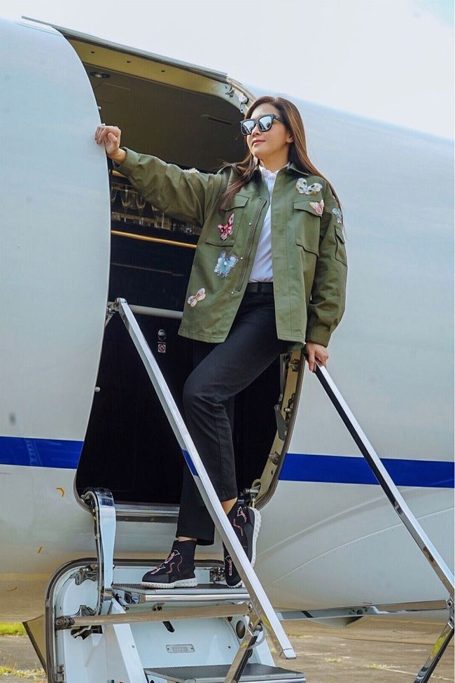 Terbang ke Malang dengan naik pesawat pribadi, Maia Estianty bergaya dengan jaket warna hijau army dan sepatu bergambar lipstik. Sneakers dari Valentino seri hi-top lipstick embroidered itu harganya mencapai US$ 1.157 atau sekitar Rp 17 jutaan. Foto: Instagram @ maiaestiantyreal