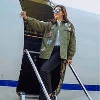 Terbang ke Malang dengan naik pesawat pribadi, Maia Estianty bergaya dengan jaket warna hijau army dan sepatu bergambar lipstik. Sneakers dari Valentino seri hi-top lipstick embroidered itu harganya mencapai US$ 1.157 atau sekitar Rp 17 jutaan. Foto: Instagram @ maiaestiantyreal