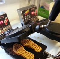 Dari Bentuk Keyboard hingga Tapak Sepatu, Ini 5 Panggangan Waffle Unik