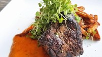 Kalau suka yang sedikit pedas, filet mignon bisa disajikan dengan saus red pepper couli, serta kentang goreng yang renyah seperti menu makan siang @michaelsalera. Foto: Instagram
