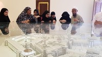 Begitu masuk ke dalam museum, pengunjung langsung disuguhi foto-foto jadul Masjidil Haram dan Masjid Nabawi dari waktu ke waktu. Tak hanya foto, di aula pertama ini turut disuguhkan minatur dari Masjidil Haram. Dengan begitu, pengunjung bisa mendapatkan perspektif menyeluruh mengenai masjid tersebut yang kompleksitasnya kerap membuat jemaah di dalamnya tersesat ini.  