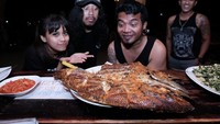 Ikan bakar berukuran super besar, jadi menu makan malam Erix bersama anggota band lainnya. Tidak lupa sayur urap, dan aneka sambal. Foto: Instagram @erixsoekamti