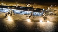 Landasan bandara dan bagian basement di gedung terminal bandara juga digenangi banjir. Seluruh landasan dan area parkir pesawat di Bandara Kansai ditutup. Foto: Kyodo/via REUTERS