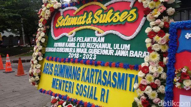 Karangan Bunga untuk Ridwan Kamil-Uu Mulai Banjiri Gedung Sate
