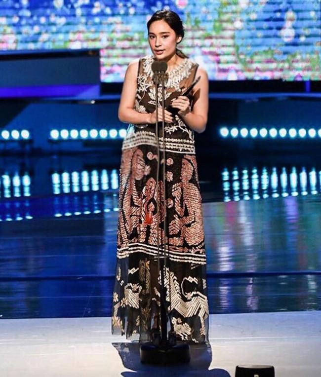 Inilah penampilan memesona aktris Tatjana Saphira saat naik ke atas panggung Seoul International Drama Awards 2018. Acara penghargaan ini digelar oleh stasiun televisi KBS. Foto: Dok. Instagram Biyan