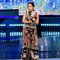 Inilah penampilan memesona aktris Tatjana Saphira saat naik ke atas panggung Seoul International Drama Awards 2018. Acara penghargaan ini digelar oleh stasiun televisi KBS. Foto: Dok. Instagram Biyan