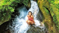 Main basah-basahan di pantai rasanya sudah mainstream, Josephine pilih Air Terjun Reach yang cantik di Jamaika. (josephineskriver/Instagram)
