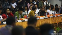 Rapat tersebut dihadiri pimpinan KPU, Badan Pengawas Pemilu (Bawaslu), Polri, Kementerian Dalam Negeri (Kemendagri), dan sejumlah lembaga terkait.
