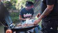 Siapa sangka vokalis band rock yang satu ini, ternyata jago masak. Dengan teliti, Erix membakar sate di atas panggangan daging. Foto: Instagram @erixsoekamti