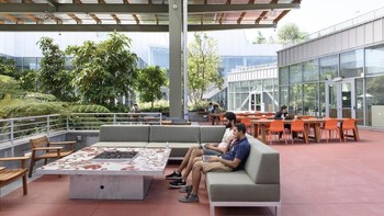 Gedung baru ini memiliki area outdoor yang disebut Bowl. Area ini menghubungkan gedung 20 dengan gedung 21.  (Foto: Michael Short/Bloomberg)
