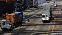 Suasana aktivitas bongkar muat di Jakarta International Container Terminal, Jakarta Utara, Rabu (5/9/2018). 