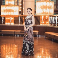 Gaun motif tenun Sumba yang dikenakan Tatjana Saphira ini merupakan karya desainer Biyan. Gaun tersebut dirilis pada awal 2017 dalam peragaan bertajuk Humba Hammu, berarti Sumba yang cantik. Foto: Dok. Instagram Tatjana Saphira