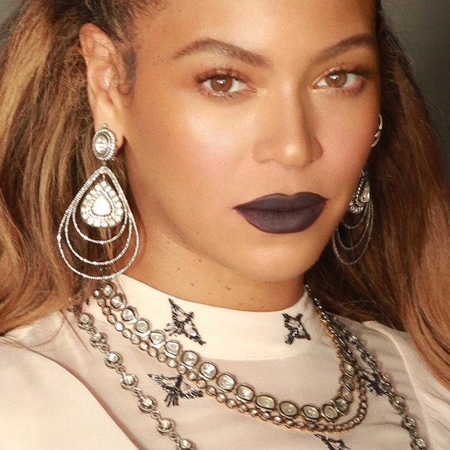 Selain double tape, para stylist Beyonce melakukan banyak cara untuk membuatnya terlihat tanpa cela. Makeup artist Sir John pun menambahkan sedikit lem pada bagian alis Beyonce agar bentuknya lebih sempurna. Perekat itu dikatakan bisa membuat riasan alis tahan lama tapi tidak menyumbat pori. Foto: Instagram @beyonce