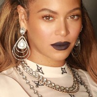 Selain double tape, para stylist Beyonce melakukan banyak cara untuk membuatnya terlihat tanpa cela. Makeup artist Sir John pun menambahkan sedikit lem pada bagian alis Beyonce agar bentuknya lebih sempurna. Perekat itu dikatakan bisa membuat riasan alis tahan lama tapi tidak menyumbat pori. Foto: Instagram @beyonce