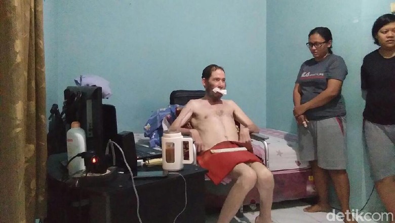Bule Lumpuh Ini Tak Diurus Kedubes AS dan Bakal Diusir dari Kos Bule Lumpuh Ini Tak Diurus Kedubes AS dan Bakal Diusir dari Kos